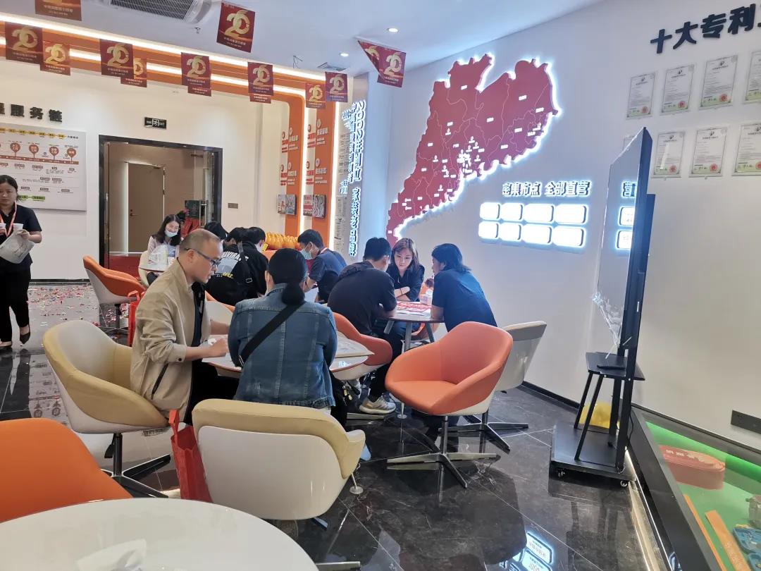 聽說，華美樂這2家店，開業(yè)第一天就被擠爆了！